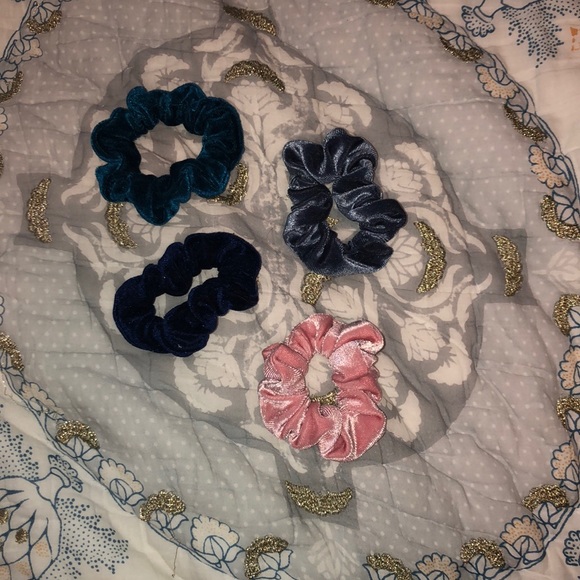 Francesca's Collections Accessories - set of 4 scrunchies